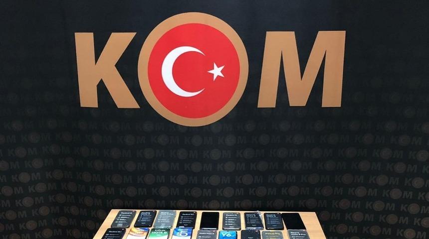 Bitlis&rsquo;te 38 adet g&uuml;mr&uuml;k ka&ccedil;ağı cep telefonu ele ge&ccedil;irildi