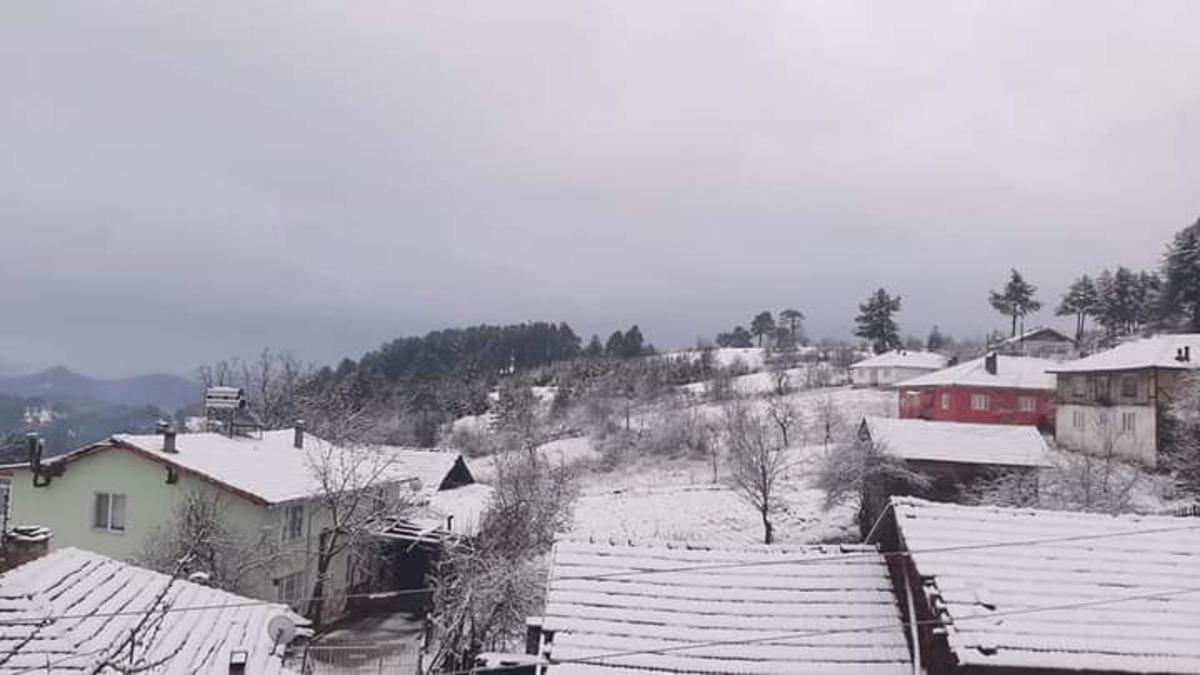 Balıkesir&rsquo;de yılın ilk kar yağışı başladı