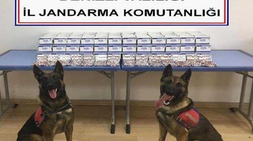 Eski ila&ccedil; m&uuml;messili binlerce uyuşturucu hap ile yakalandı