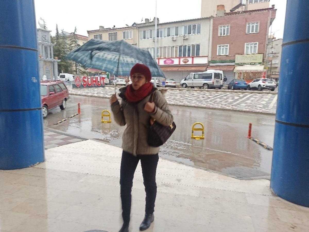 Şuhut&rsquo;ta sağanak yağmur