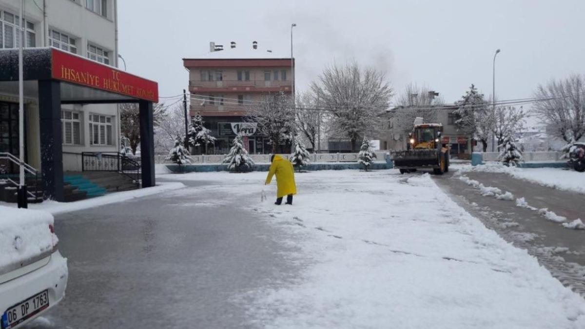 İhsaniye il&ccedil;esi karla kaplandı