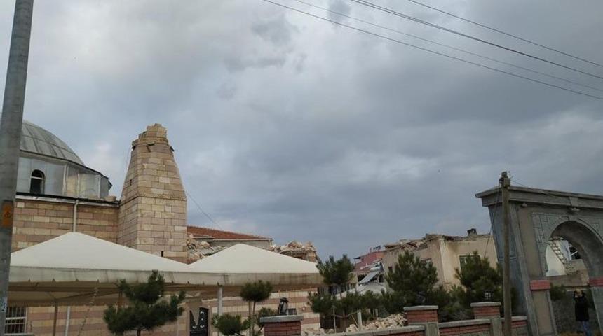 Cami minaresi şiddetli r&uuml;zgardan yıkıldı