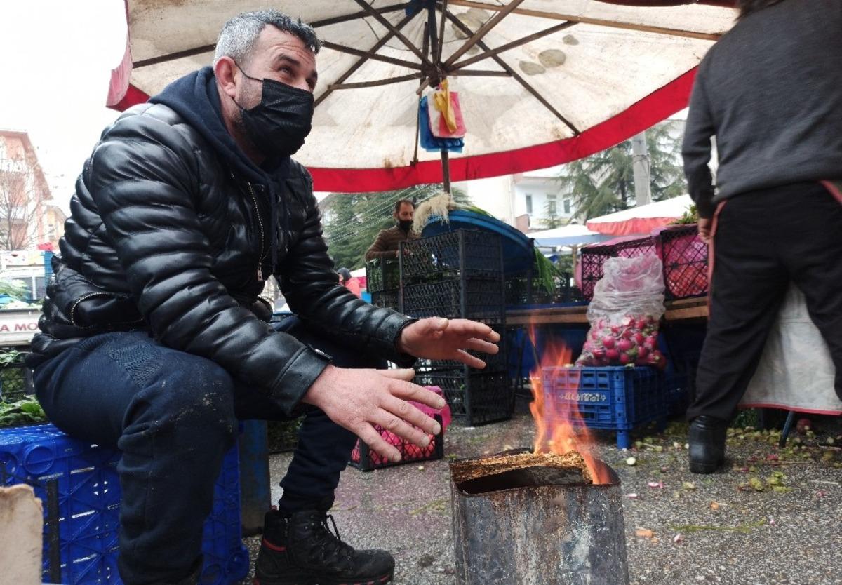 Pazar esnafının soğukla m&uuml;cadelesi