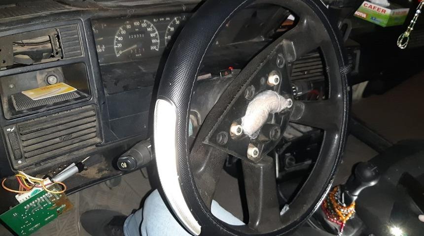 Otomobilin direksiyonundan uyuşturucu &ccedil;ıktı