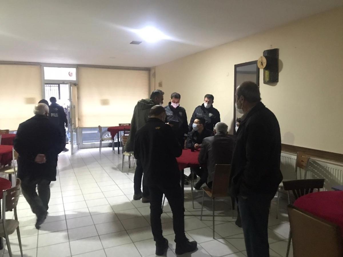 Vir&uuml;se aldırmadan dernekte kumar oynayanlar polise yakalandı