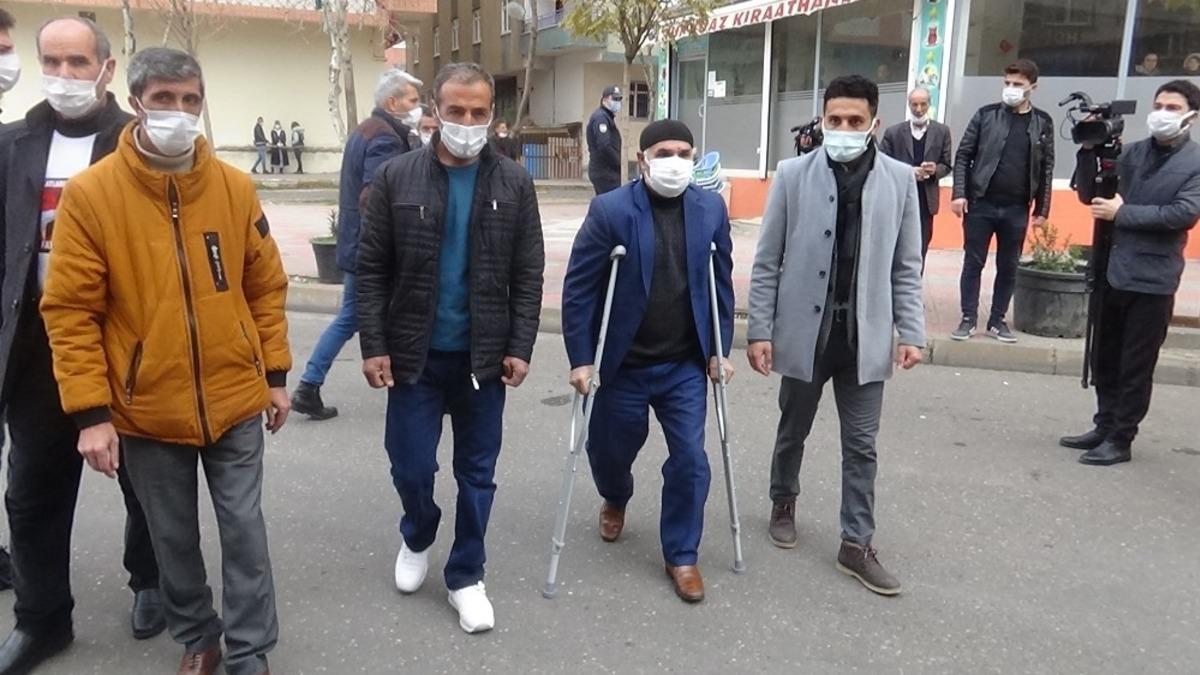 Evlatları PKK tarafından dağa ka&ccedil;ırılan iki aile daha HDP &ouml;n&uuml;ne gelerek eyleme katıldı