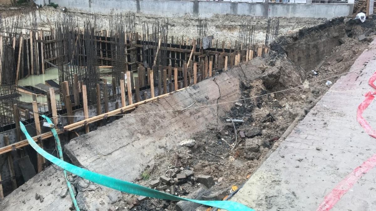 Avcılar&rsquo;da yağış nedeniyle inşaatın istinat duvarı &ccedil;&ouml;kt&uuml;