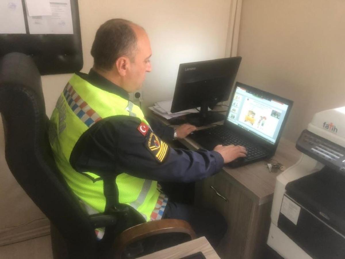 Jandarmadan &ouml;ğrencilere EBA &uuml;zerinden eğitim