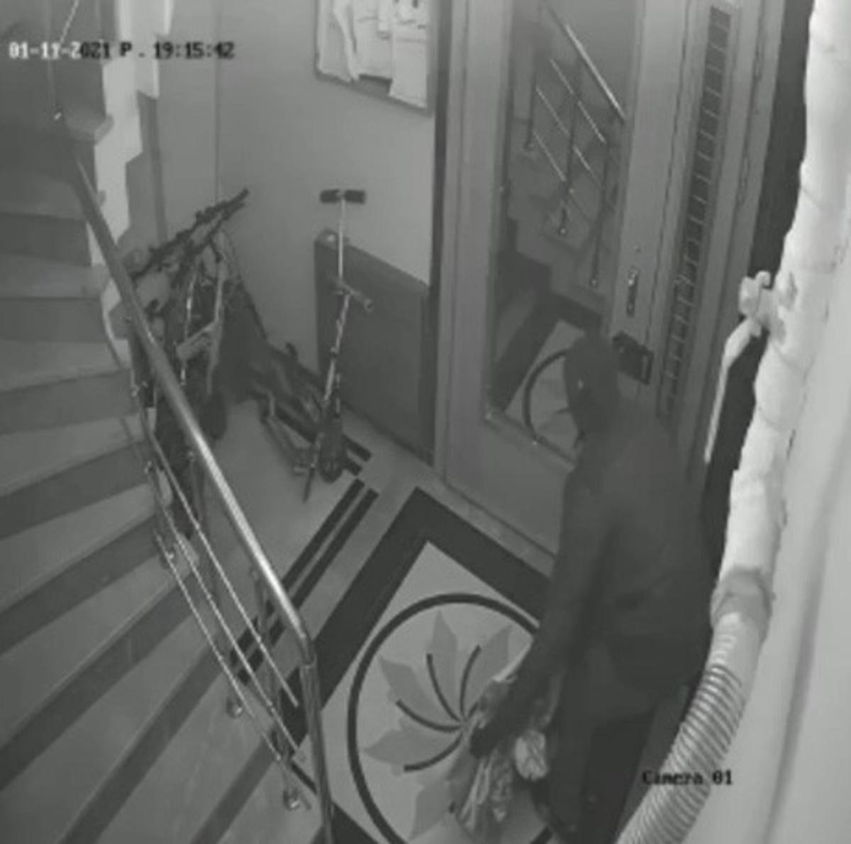(&Ouml;zel) &Uuml;sk&uuml;dar&rsquo;da eve giren hırsızın televizyon &ccedil;aldığı anlar kamerada
