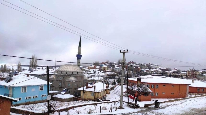 K&ouml;ye yağan 5 santimetre kar sevindirdi