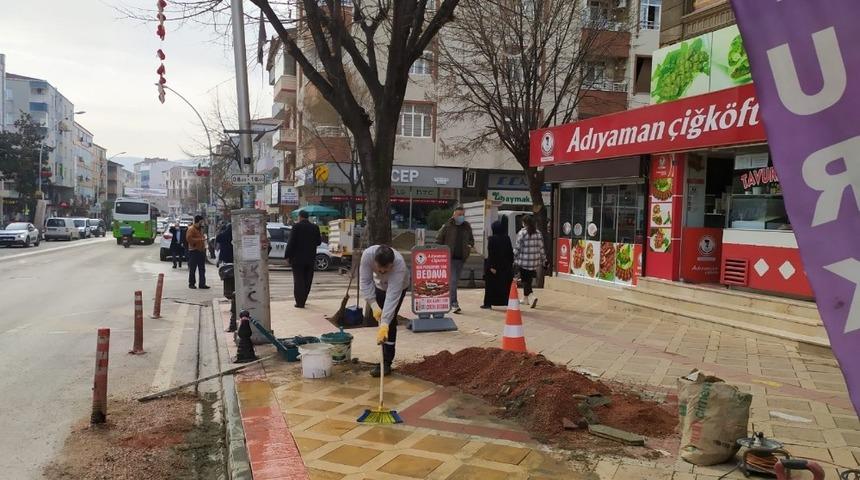 K&ouml;rfez&rsquo;de bozulan parke taşları yenileniyor