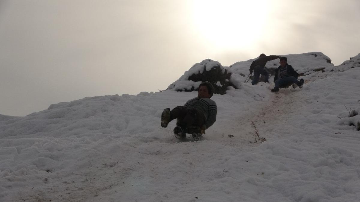 Muş&rsquo;ta &ccedil;ocuklar kayak yapmak i&ccedil;in y&uuml;ksek kesimlere &ccedil;ıkıyor