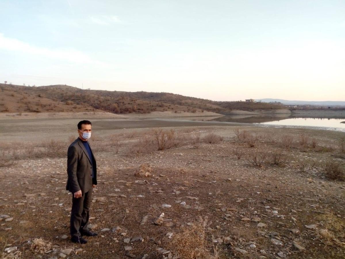 37 yıl &ouml;nce yapılan tarım sulama g&ouml;leti, kuraklık nedeni ile 80 metre &ccedil;ekildi