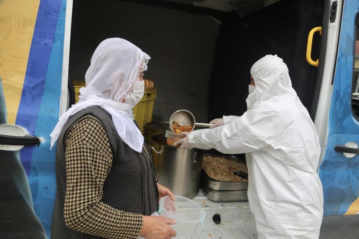 Y&uuml;reğir&rsquo;de her g&uuml;n 2 bin 511 aileye sıcak yemek