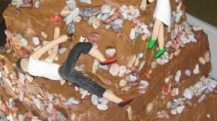 Herkesin hayali olan evlilik merasimi sırasında düğünü talihsiz bir şekilde etkileyen birbirinden komik düğün pastaları!