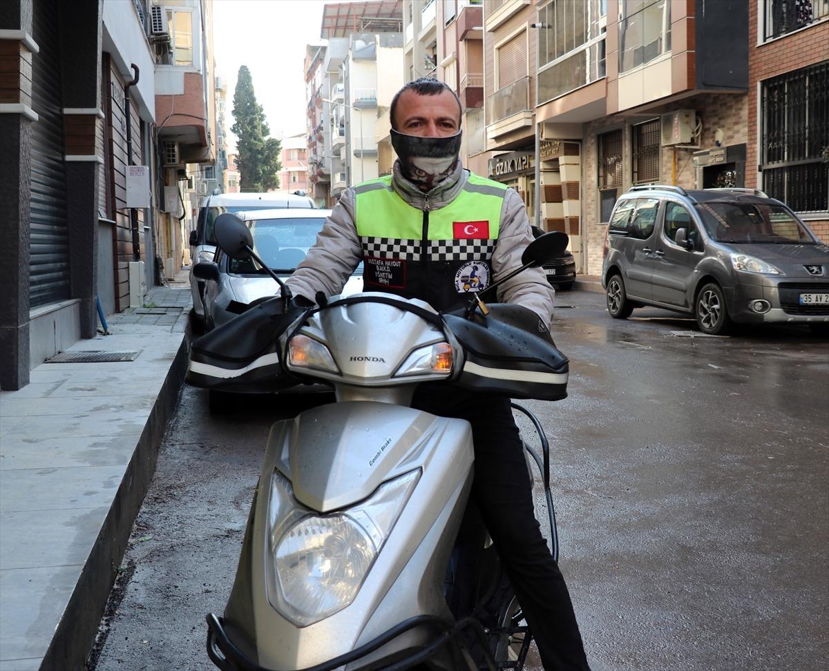 İzmir'de sele kapılan motosikletin s&uuml;r&uuml;c&uuml;s&uuml; o anları anlattı