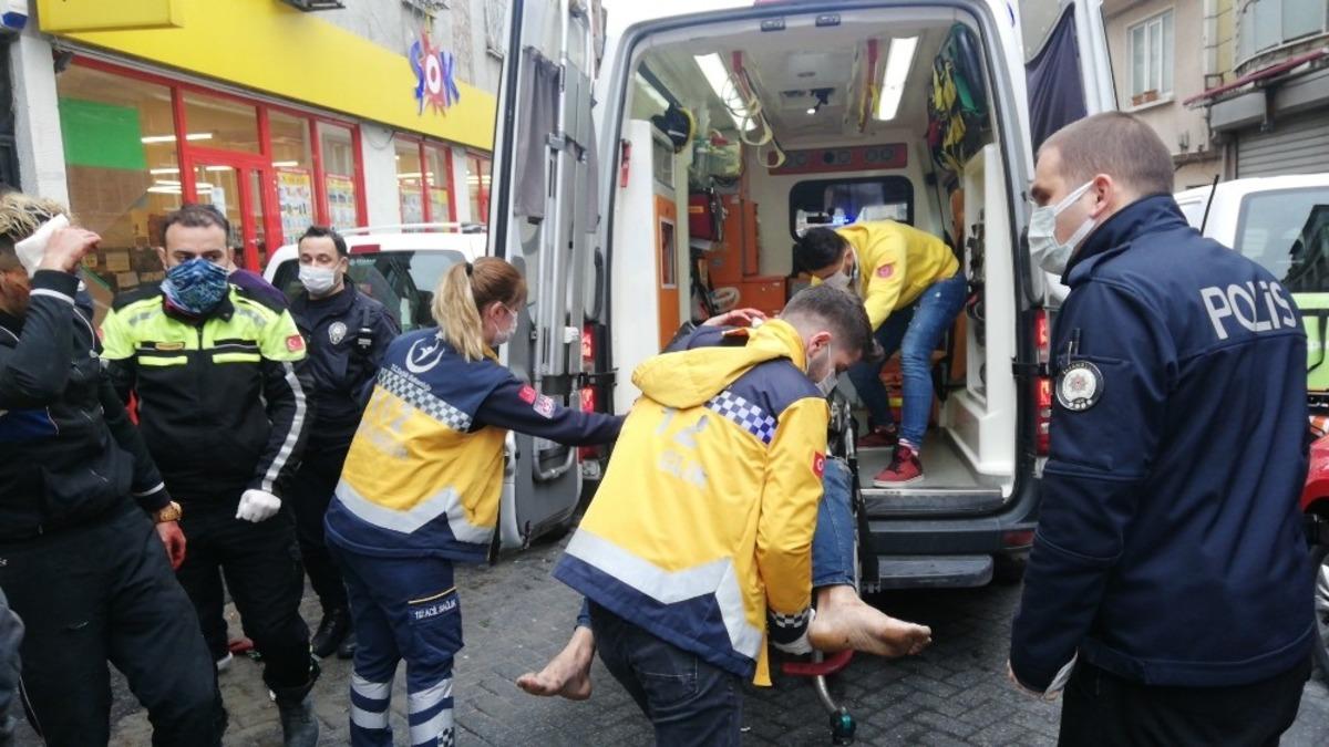 Beyoğlu&rsquo;nda sokak ortasında bı&ccedil;aklı kavga: 2 yaralı