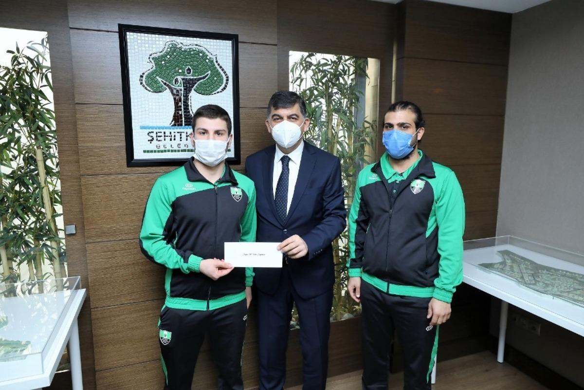 Rekortmen y&uuml;z&uuml;c&uuml;den Başkan Fadıloğluna ziyaret