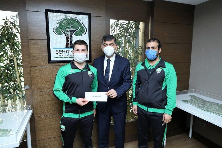 Rekortmen yüzücüden Başkan Fadıloğluna ziyaret G1