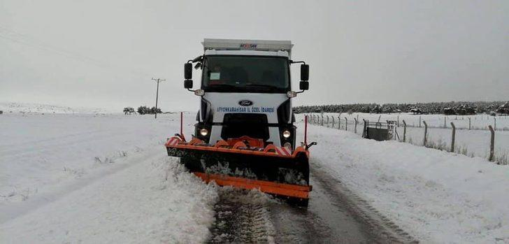 Kar nedeniyle kapanan köy yolunda araçları ile mahsur kaldılar G2