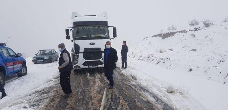Kar nedeniyle kapanan köy yolunda araçları ile mahsur kaldılar G3