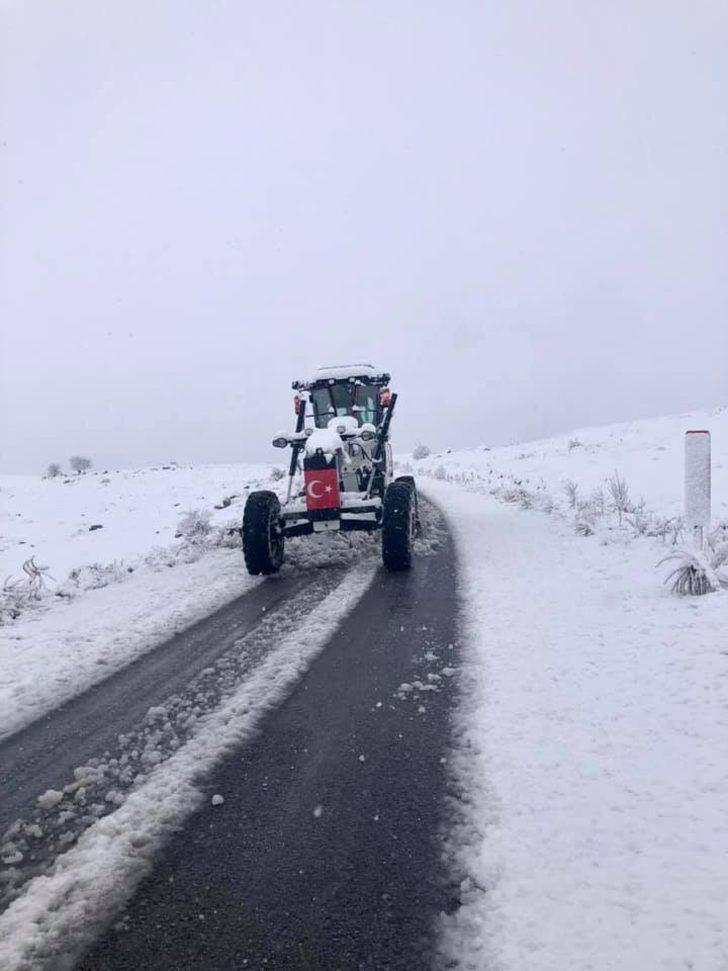 Kar nedeniyle kapanan köy yolunda araçları ile mahsur kaldılar G4