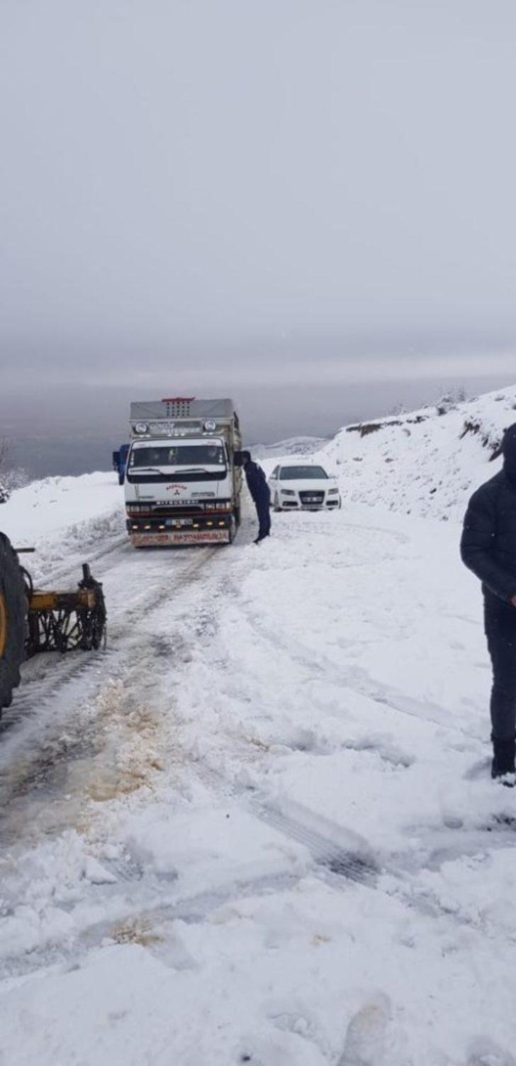 Kar nedeniyle kapanan köy yolunda araçları ile mahsur kaldılar G5