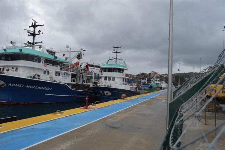 Amasra'da rüzgar nedeniyle balıkçı ve yük gemileri limana sığındı G1