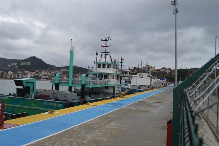 Amasra'da rüzgar nedeniyle balıkçı ve yük gemileri limana sığındı G2