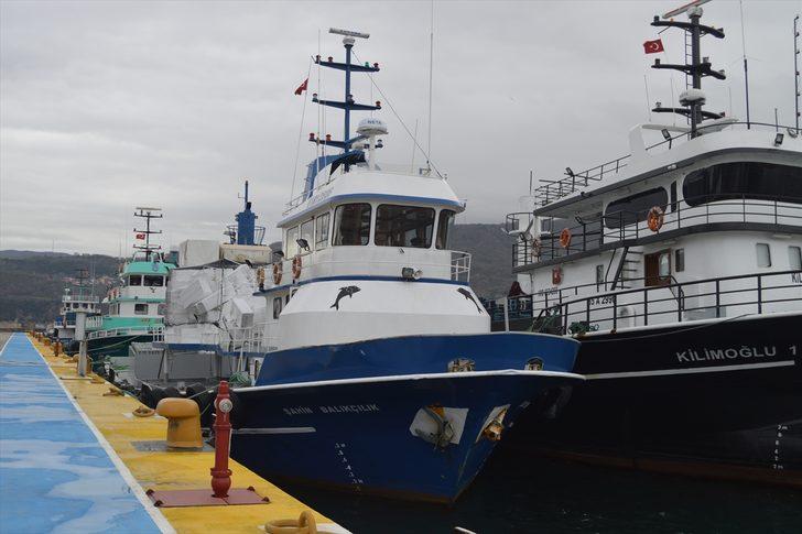 Amasra'da rüzgar nedeniyle balıkçı ve yük gemileri limana sığındı G3