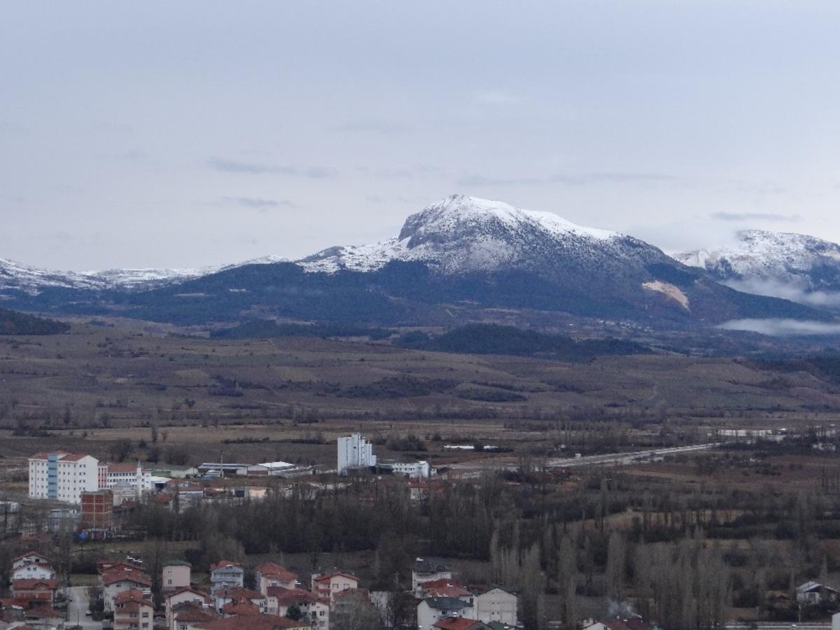 G&ouml;lpazarı&rsquo;na yılın ilk karı yağdı