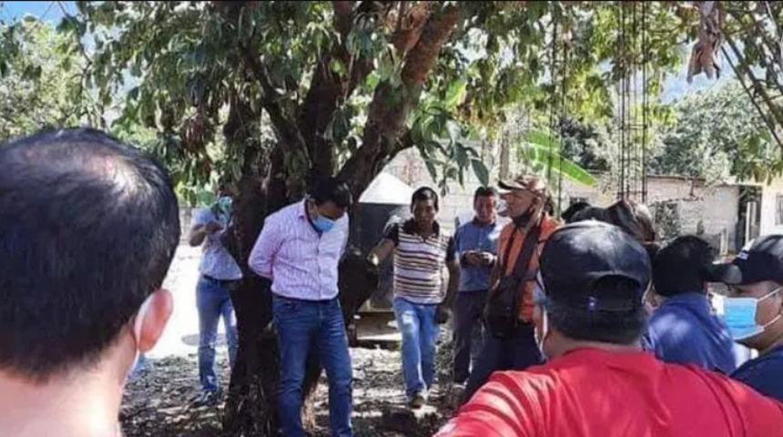 Meksika'da kaliteli hizmet vermeyen Belediye Başkanı ağaca bağlandı