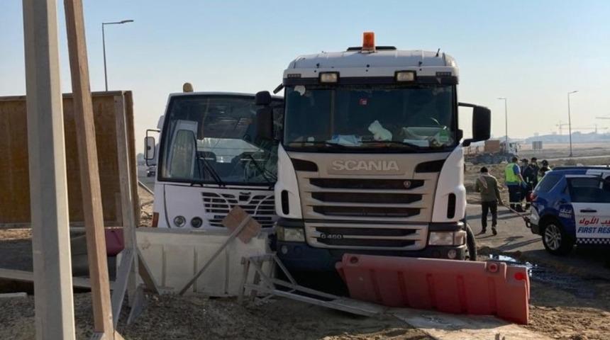 Dubai&rsquo;de otob&uuml;s ile kamyon &ccedil;arpıştı: 27 yaralı