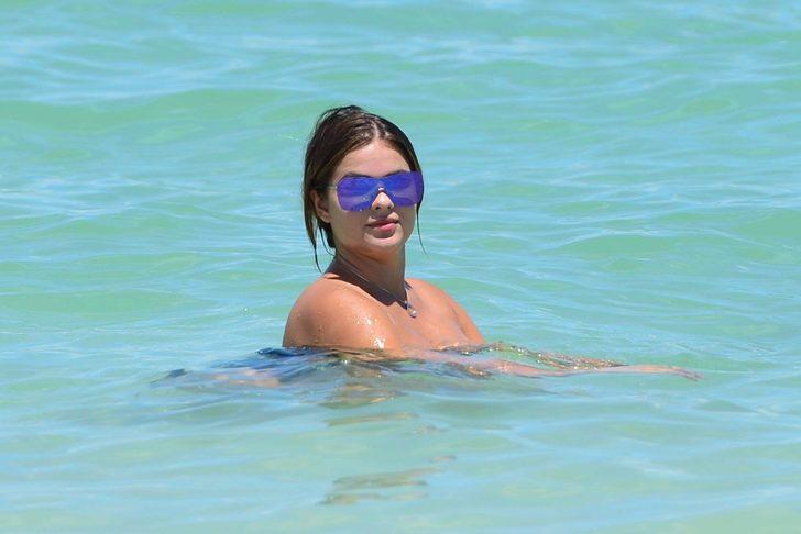 Rus model kıvrımlarına güveniyor G4