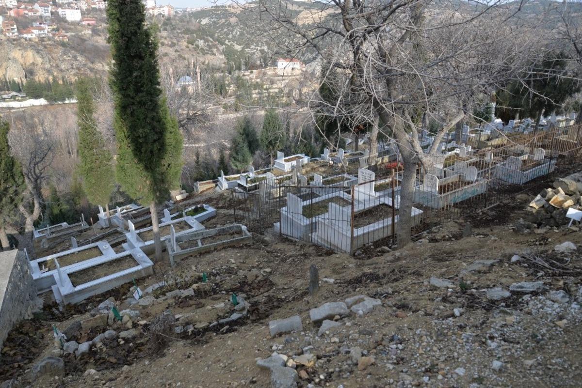 Mezarlıklarda bakım ve temizlik &ccedil;alışması yapıldı