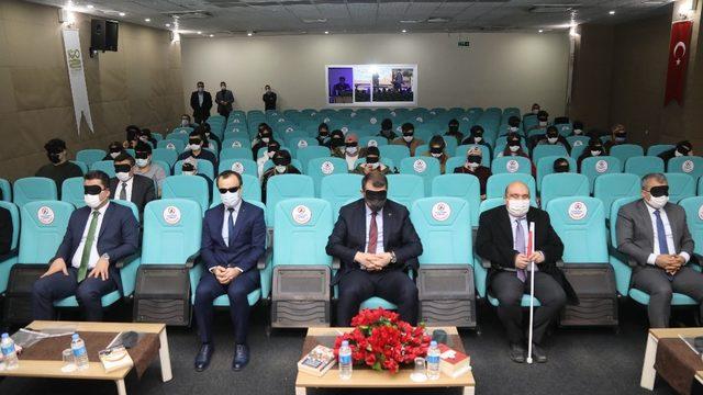 Görme engellileri anlamak için gözlerini kapattılar