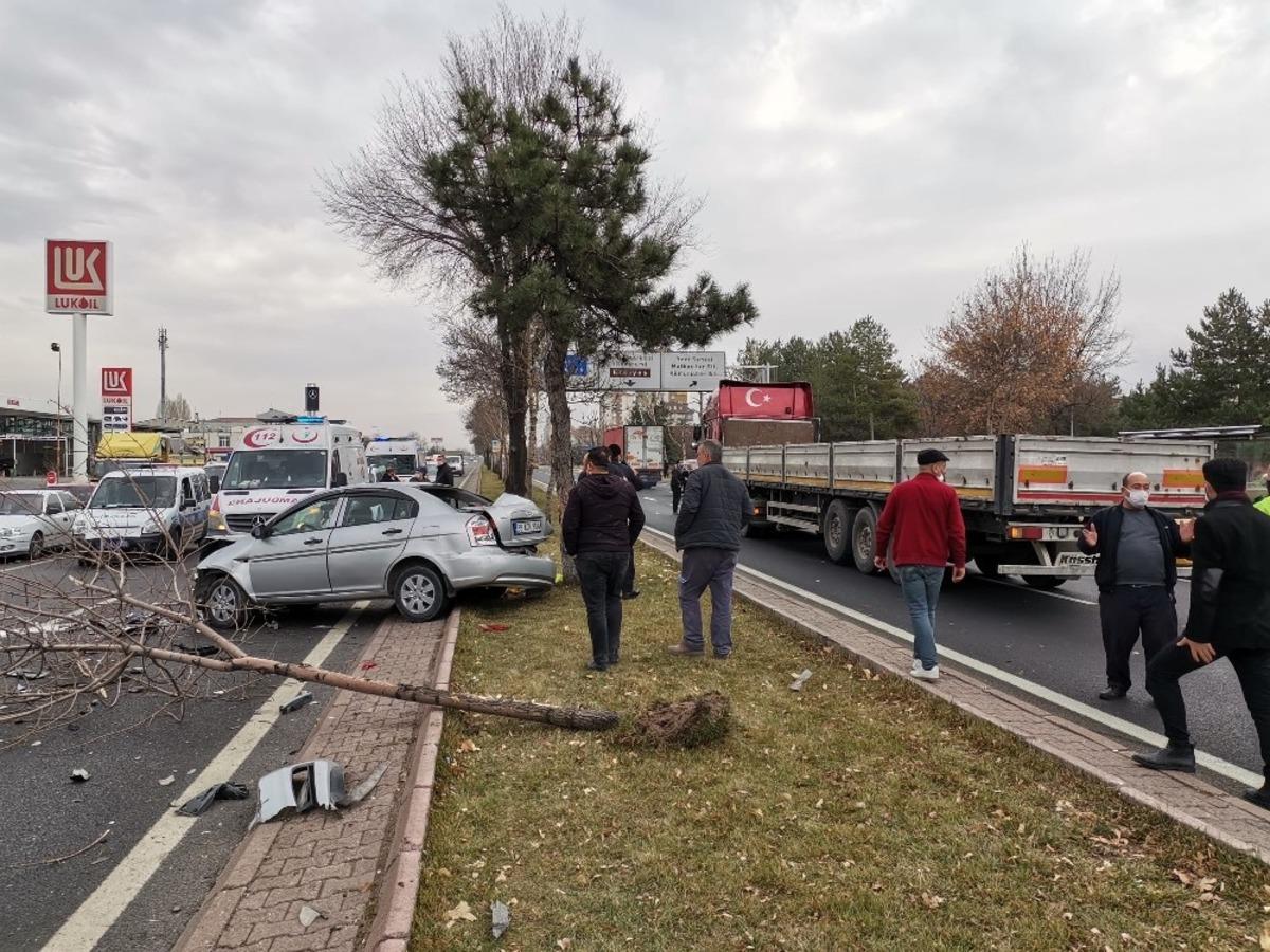 Kayseri&rsquo;de 4 aracın karıştığı trafik kazasında 2 kişi yaralandı