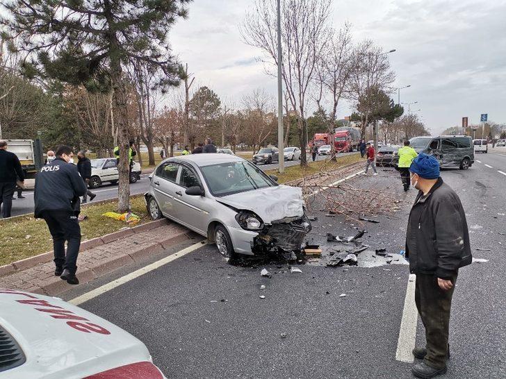 Kayseri’de 4 aracın karıştığı trafik kazasında 2 kişi yaralandı G3