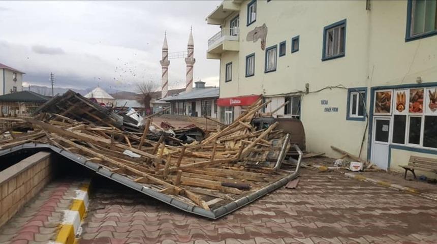 Otlukbeli’de 20’e yakın evin çatısı fırtınadan zarar gördü