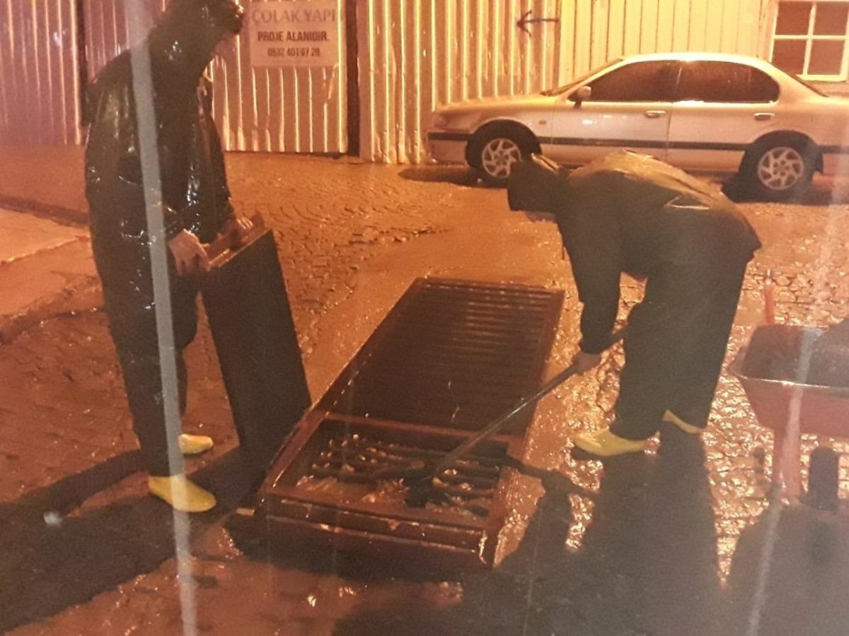 Ayvalık Belediyesi şiddetli yağış sırasında teyakkuzdaydı