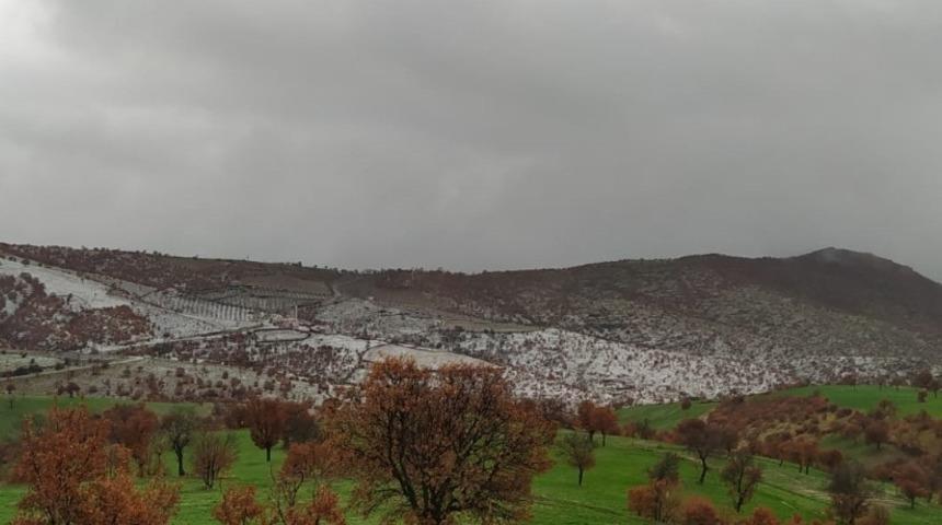 Kula&rsquo;ya yılın ilk kar yağışı