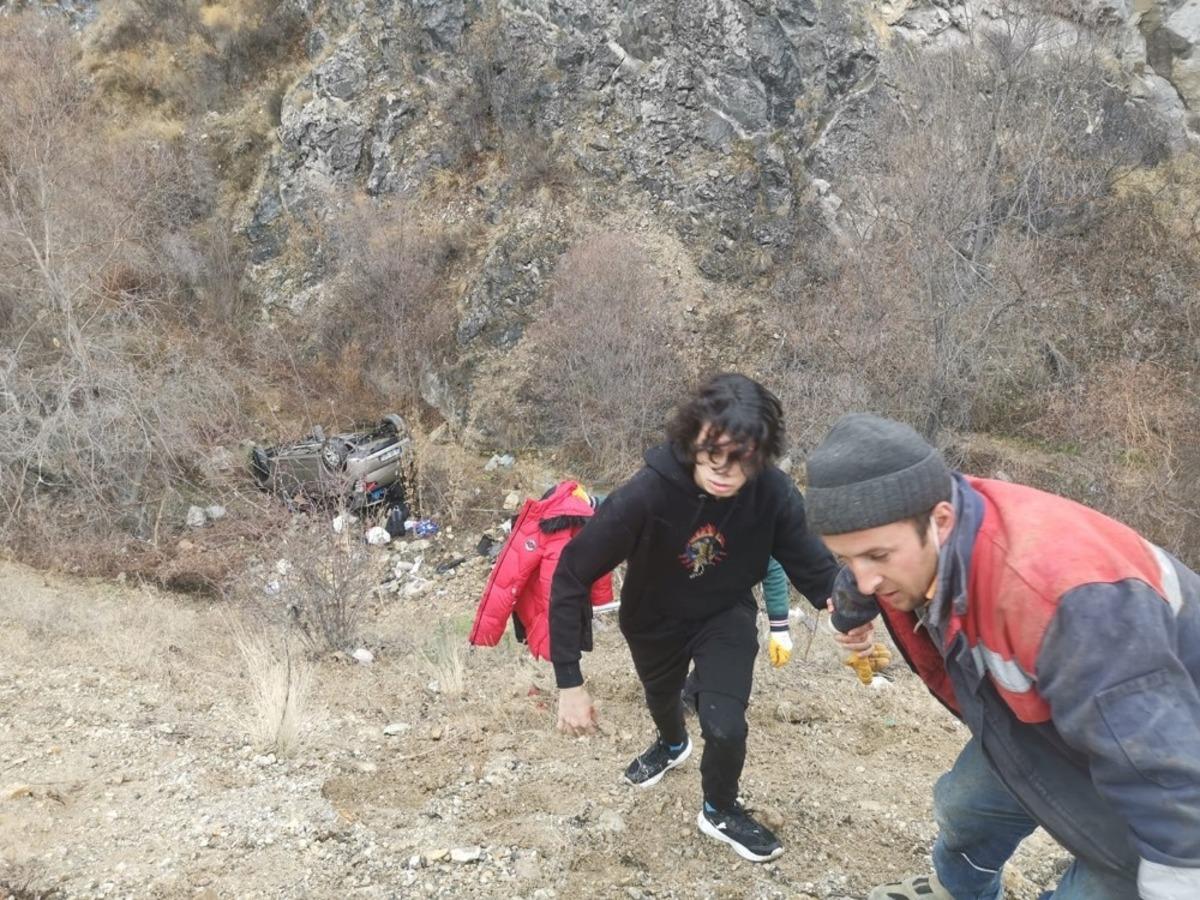 Amasya&rsquo;da otomobil yama&ccedil;tan devrildi: 4 yaralıyı vatandaşlar &ccedil;ıkardı
