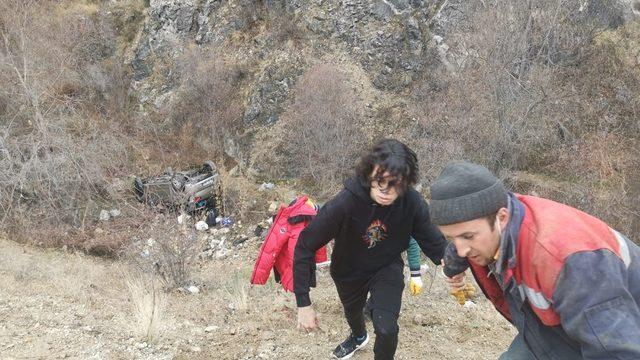 Amasya’da otomobil yamaçtan devrildi: 4 yaralıyı vatandaşlar çıkardı