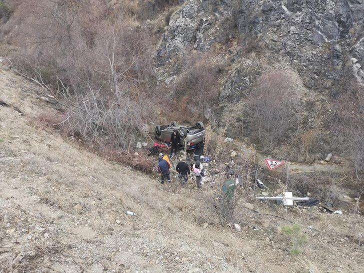Amasya’da otomobil yamaçtan devrildi: 4 yaralıyı vatandaşlar çıkardı G2