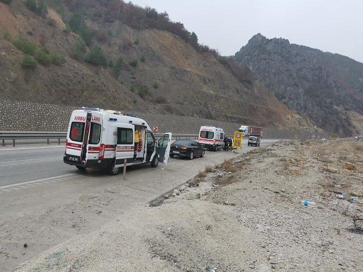 Amasya’da otomobil yamaçtan devrildi: 4 yaralıyı vatandaşlar çıkardı G3