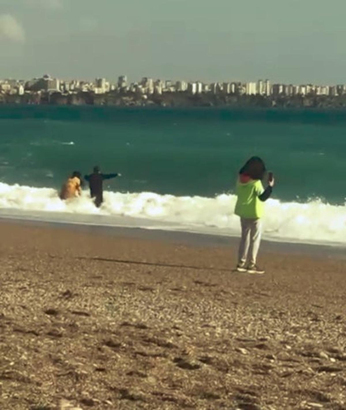 Antalya&rsquo;da yağmur ve fırtınanın dinmesi ile vatandaşlar kıyafetleri ile denize koştu