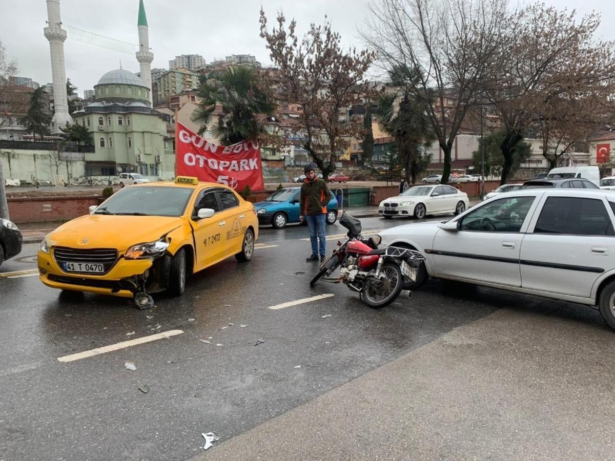 Motosiklet, iki otomobille &ccedil;arpıştı:1 yaralı