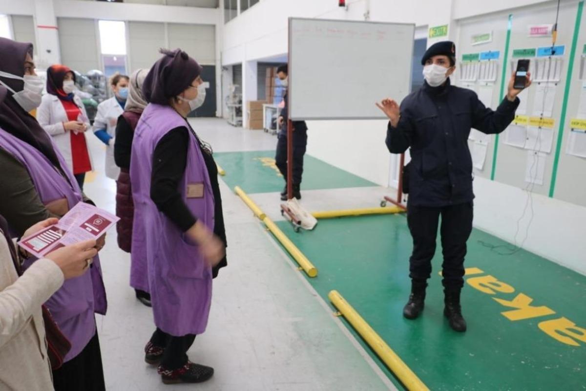 Jandarma, KADES uygulamasını kadın &ccedil;alışanlara anlattı