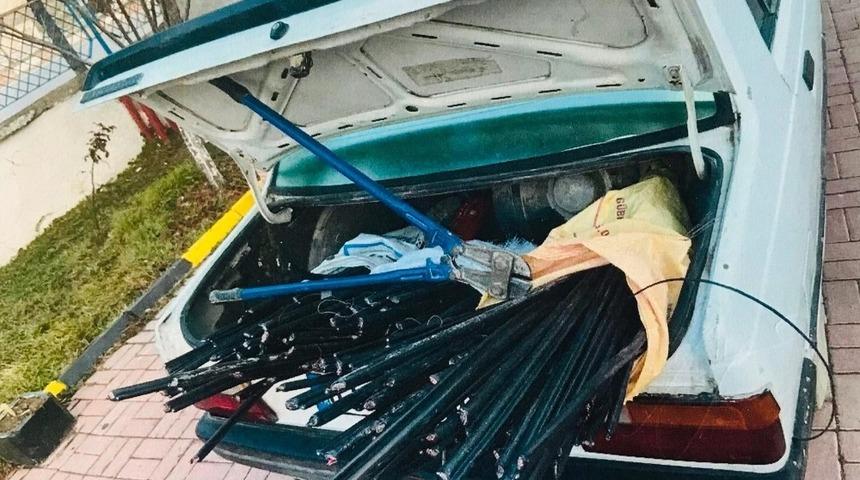 Otomobillerinde 230 metre uzunluğunda &ccedil;alıntı telefon kablolarıyla yakalandılar