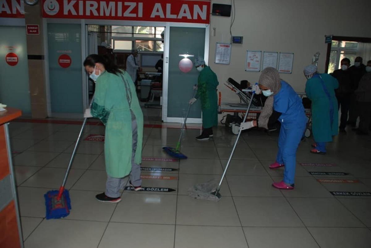 Kovid-19&rsquo;la m&uuml;cadelede temizlik personelinin rol&uuml; b&uuml;y&uuml;k